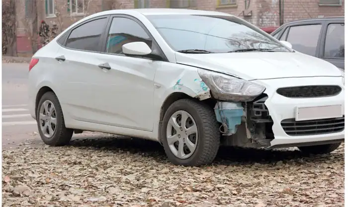 Weiße Limousine mit Motorschaden in Vellberg